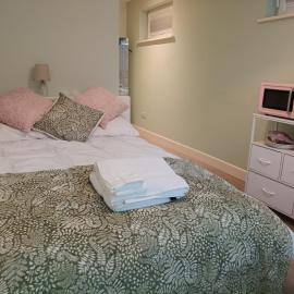 Viesnīca Newly Refurbished, Self-Contained Ensuite in Pretty Hampshire Village, Breakfast and Parking pilsētā Overtona