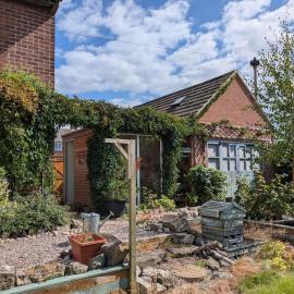 Pet-friendly home, enclosed garden & parking