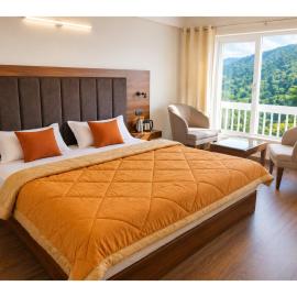 Nainital Himalayan Luxury Retreat - The Oak & Lake Nainital, Scenic Lake Views, Modern Rooms & Peaceful Stay Near Mall Road, hotel v mestu Nainital