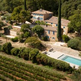 Domaine La Petite Blanchardière, 2 gîtes avec piscine au coeur des vignes à Sabran