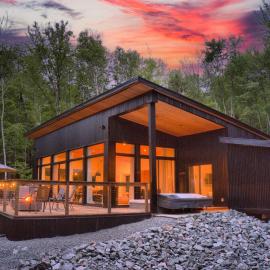 KALLM Mont-Tremblant luxury chalet with sauna, hot tub, private beach & pond on 7acre estate, hotel di Lac-Superieur