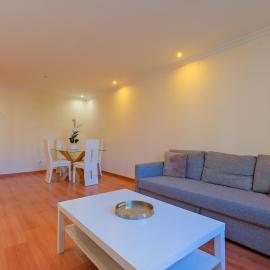 Spacious 2BR w Garage & AC Near Lisbon, отель в городе Лориш