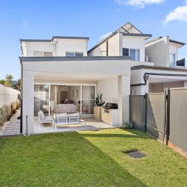 Stylish 5BR Home Steps from Wollongong Beaches, hotel a Woonona