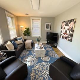 Cozy Walk up King Bed fast WiFi, hotel din Wilmington
