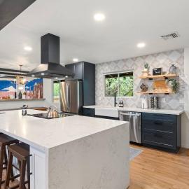 Walk to GC Train Depot and Route 66, king beds, game room, BBQ, firepit