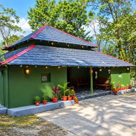 Raahat cottage, hotel in Aiju