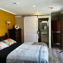 Private Ensuite - Walk to the big shopping centre