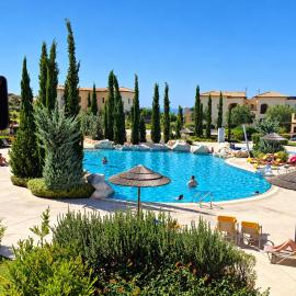 Theseus Village - 2 Bed Apartment with Pool View, Aphrodite Hills, hotel di Kouklia