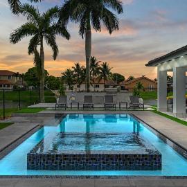 Lakefront Lux Villa - Pool Spa BBQ & Fun