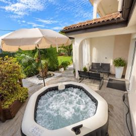 Villa Zonta Maremi apartment Private Jacuzzi and Sauna Retreat: Buje şehrinde bir otel