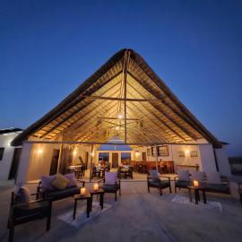 Pi-Buddy Lodge and Bushcamp, хотел в Оутджо