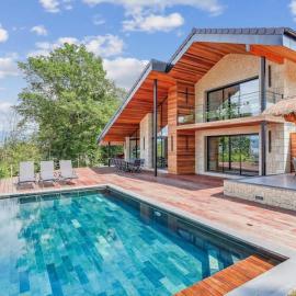 Stylish Villa with Stunning Lake Views