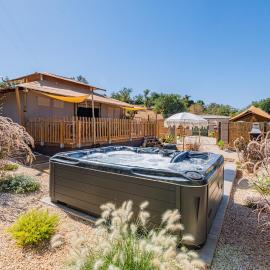 Luxury Lodge with Private Jacuzzi, hotel di Tunes