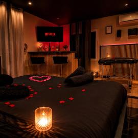 Romantique room,salon massage,mirroir,croix,parking