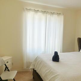 Quiet cozy bedroom sharing bathroom، فندق في Eastvale