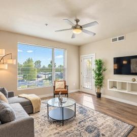 Posh 2BD - Gym, Pool, Parking, W-D - Sleeps 8