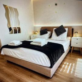 1 bedroom apartment near city renovated, хотел в Монор