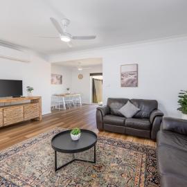 3Bed 2Bath home - Nth Central Reno metres from Hosp w Wifi