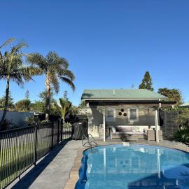 The Pool House Bed & Breakfast - Napier with a Fully Equipped Kitchenette & BBQ