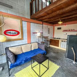 Central 1BR Mezzanine Loft with Shared Pool, Fitness and Private Kitchen in Canggu, hotel em Canggu