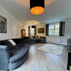 Great Parking and Spacious 3 Bedroom Home Andover、ウェンドバーのホテル