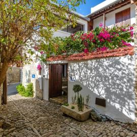 Phaedrus Living Lania Traditional Cottage