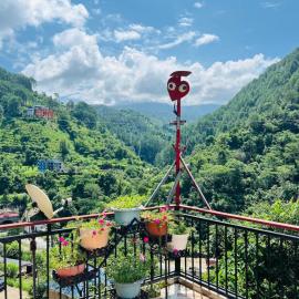 Highlanders Nest 2bhk ultra luxe Penthouse, hotel v destinácii Mandi