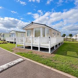 Lovely caravan with decking at Seabreeze Holiday Park in Hemsby ref 78098SB