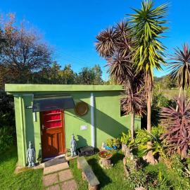 Cozy private Ferngrove cottage with garden views at Stormsriver