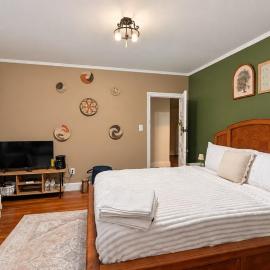 Charming Victorian Room with Luxury Bath in Norton