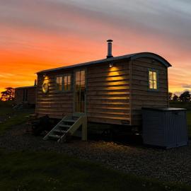 Cosy Luxury Foxglove Hut with Private Fire Bowl