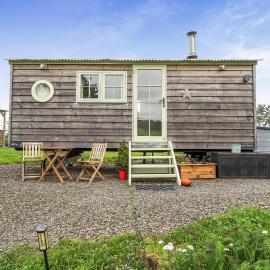 Cosy Luxury Owls Roost Hut with Private Hot Tub