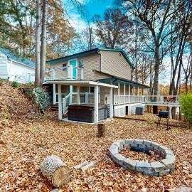 Lake Cabin Sleeps 6 Pet Welcome Hot Tub Fire pit, viešbutis mieste Dandridžas
