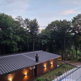 Maiden Spring Chalet, hotelli kohteessa Ahatovići