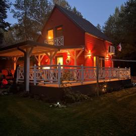 Mazury Czerwony Domek Jacuzzi, hotel din Romany