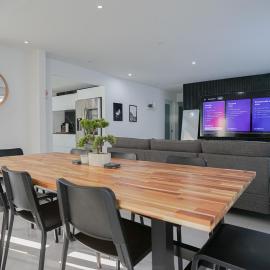 FiveMinutesElegance Spacious Home with Pool