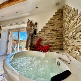 Suite de Charme et son jacuzzi en pleine nature