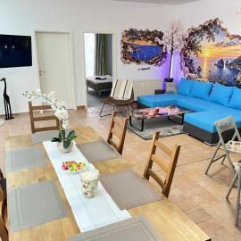 Wallprint Design Ferienwohnung 85 qm voller 3D Kunst im Herzen von Wittenberge 3 Schlafzimmer und Schlafcouch für 4 Gäste 5 Waipu TV Badewanne voll ausgestattete Küche und kostenloser Privatparkplatz
