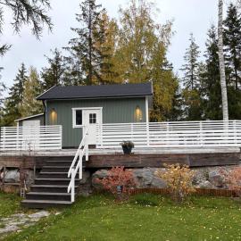 Cozy Private Cottage Near Lake Mälaren Västerås, hotel v destinaci Västerås