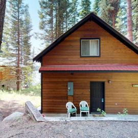 Beth's Lakeside Cabin、マッコールのホテル
