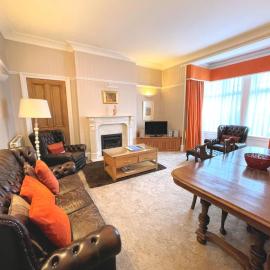 Beautiful Period Property in Central Location - Pass the Keys, hotel in Maxwelltown