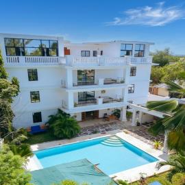 Diani Luxe Villa Elegant suite with private kitchen, 600m from the beach