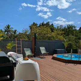 Bungalow Parenthèse Piscine, Barbecue & Détente La Rivière Saint-Louis、Pierrefondsのホテル