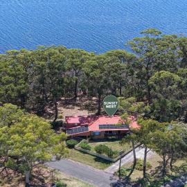 Sunset Nest, Water front, 4 BR house, 2 Bath, 10 Pax, 15 Max