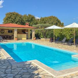 Amazing Home In Smoljanci, Hotel in Smoljanci