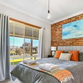 Highfields - Rural Entertainer with Valley Views