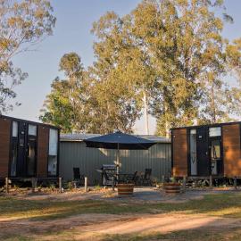 JJJ's Ranch Farm 2BR Tiny House by Tiny Away, hotell i Bucca