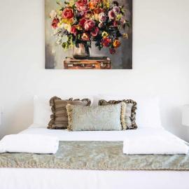 The Elm Apartments - The Gold Room