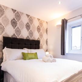 Charming Home in Bromsgrove - Perfect for Groups, hotel sa Bromsgrove