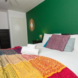 Modern Retreat - 2BD Apt with Lush Greenery at Sheffield